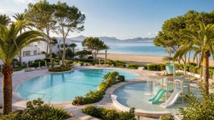 KI-Stimmungsbild für Iberostar Waves Ciudad Blanca mit Familienpool, Rutschenbereich und Sandstrand in Port d’Alcúdia