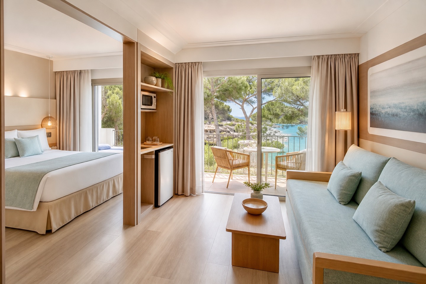 KI-Stimmungsbild für Iberostar Waves Club Cala Barca mit heller Familiensuite, Wohnbereich und Balkon zur Küste