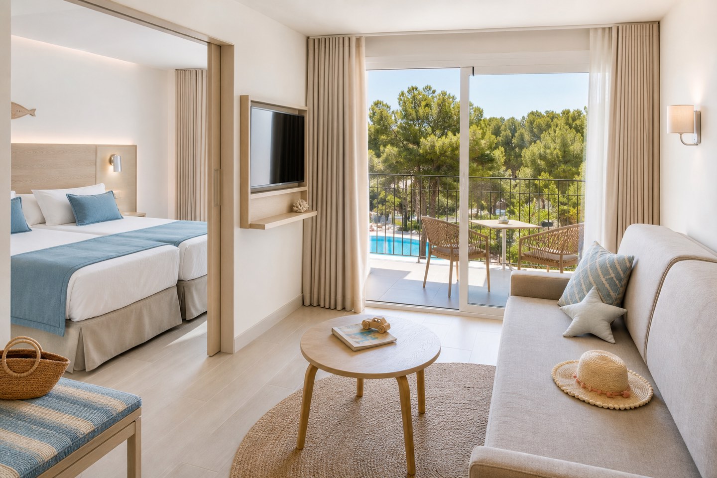 KI-generiertes helles Familienzimmer mit Balkon und Blick in den Poolgarten