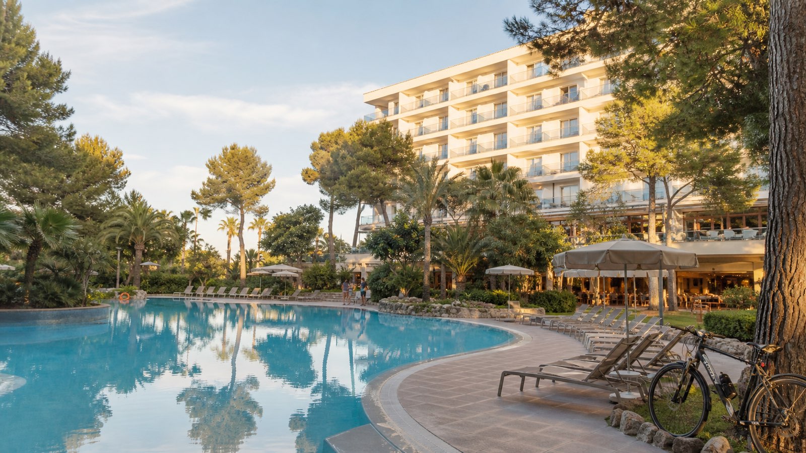 KI-generierter Außenpool im grünen Garten eines Familienhotels an der Playa de Palma