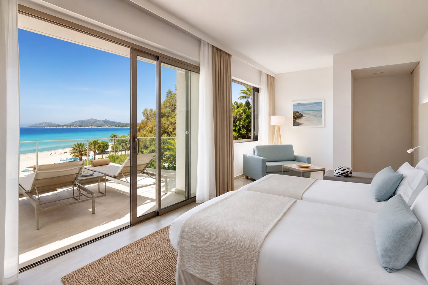 KI-generiertes helles Hotelzimmer mit großer Terrasse und seitlichem Blick auf die Playa de Muro