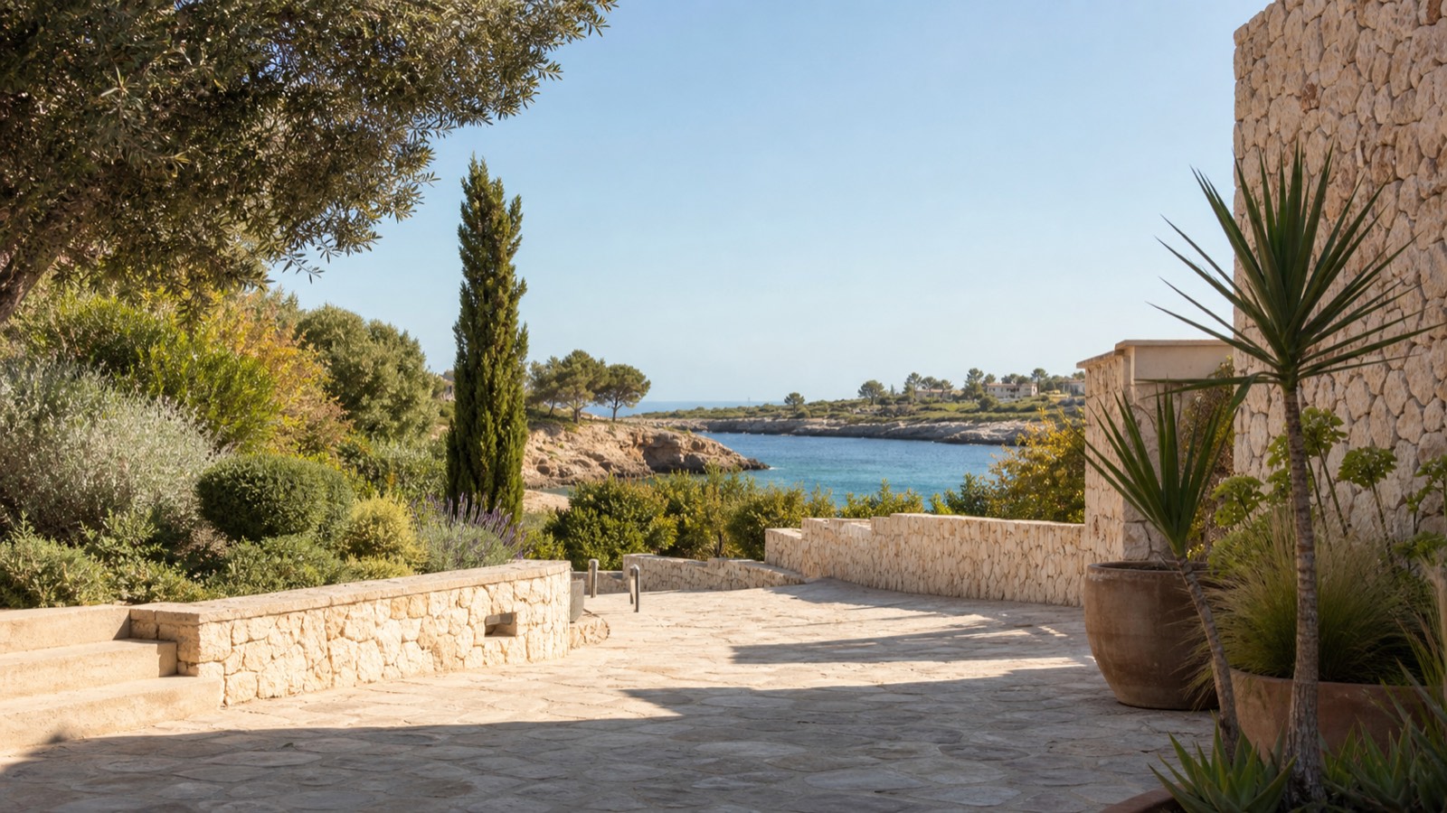 KI-generiertes Mallorca-Stimmungsbild eines mediterranen Hotel-Außenbereichs für den Hotelcheck des IKOS PORTO PETRO in Portopetro