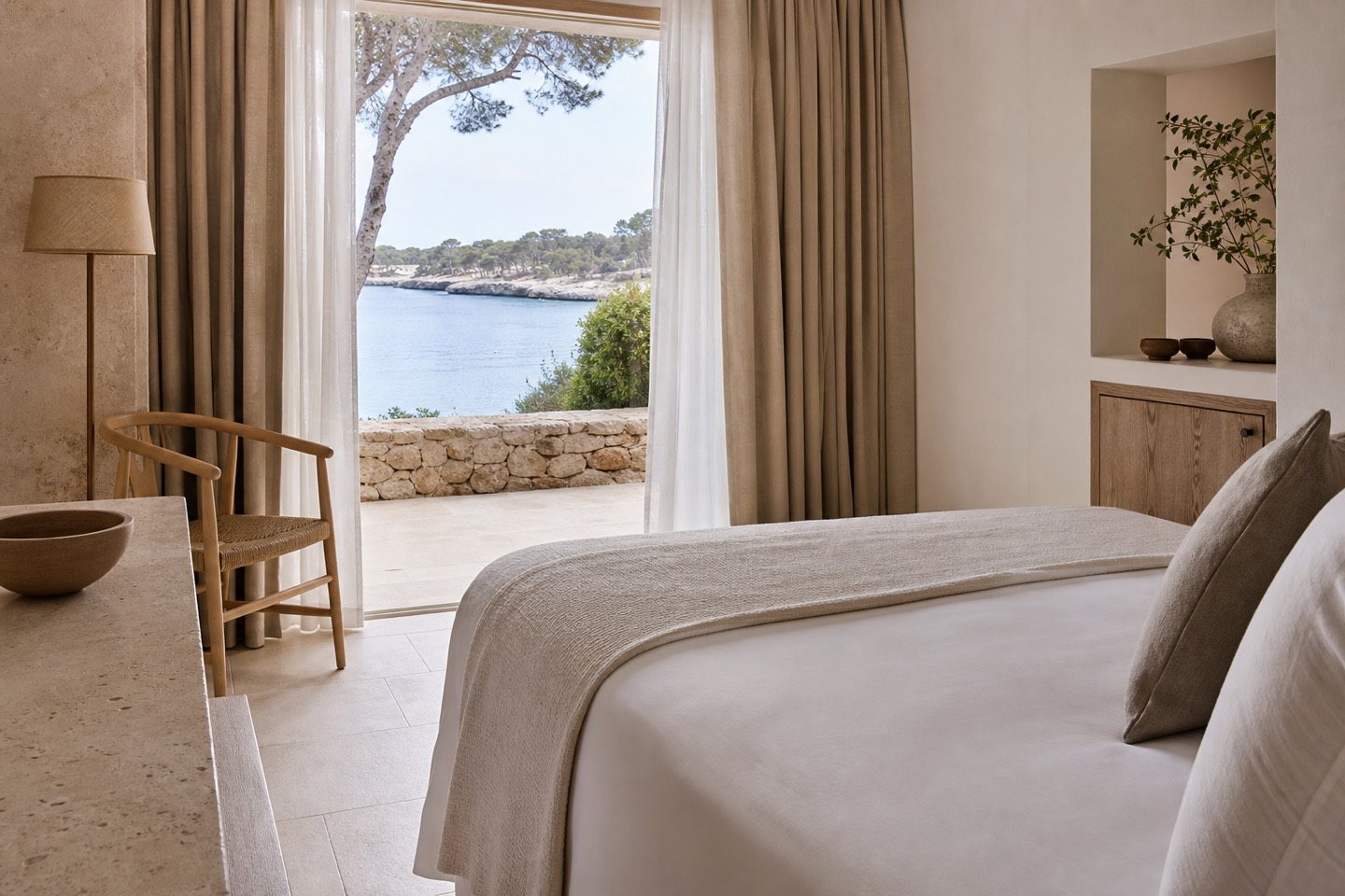 KI-generiertes redaktionelles Stimmungsbild eines mediterranen Hotelzimmers für den Hotelcheck des IKOS PORTO PETRO in Portopetro