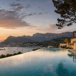 KI-Stimmungsbild für das Jumeirah Mallorca mit Infinitypool, Hafenbucht von Port de Sóller und Tramuntana-Panorama