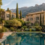 KI-Stimmungsbild für La Residencia, A Belmond Hotel mit Natursteinmanorhäusern, Gartenpool und Tramuntana-Bergen in Deià