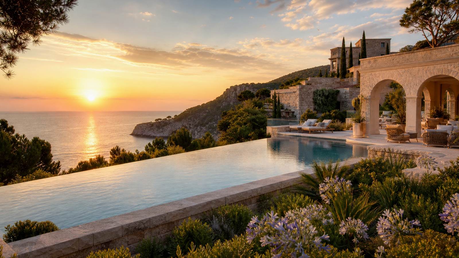 KI-generiertes Mallorca-Stimmungsbild eines mediterranen Hotel-Außenbereichs für den Hotelcheck des MONSUAU HOTEL in Cala Ferrera
