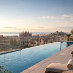 KI-generierte Rooftop-Pool-Stimmung für das Nakar Hotel in Palma mit Infinity-Pool, Kathedrale, Stadt- und Buchtblick
