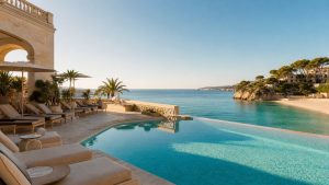 KI-generiertes Stimmungsbild für Nixe Palace mit elegantem Pool, Terrasse und direktem Blick auf den Strand von Cala Major