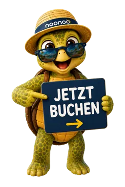 noonoo zeigt auf das Schild Jetzt buchen für ein Mallorca-Hotel