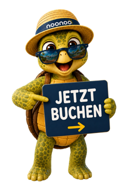noonoo zeigt auf das Schild Jetzt buchen für ein Mallorca-Hotel