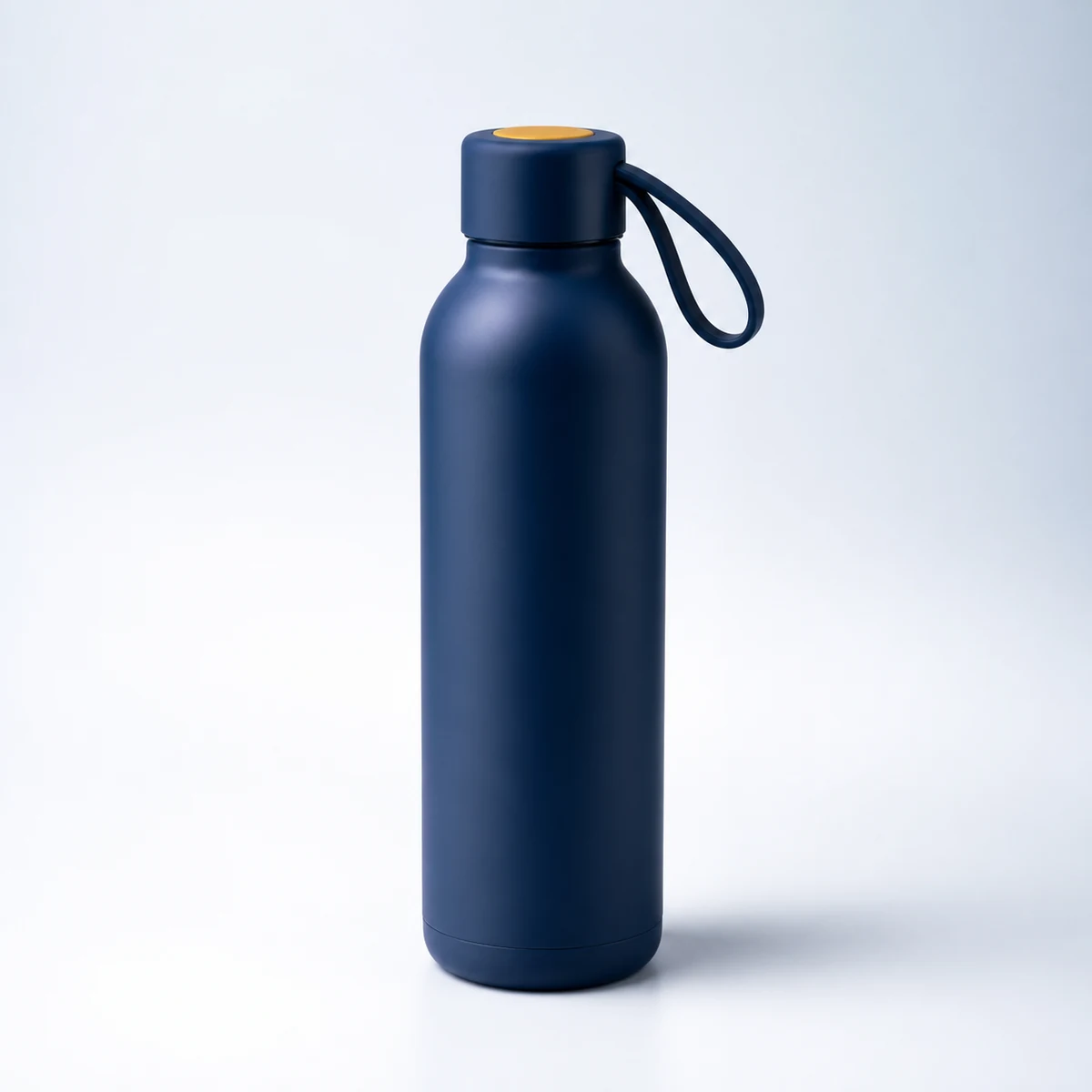 Isolierte Trinkflasche für einen Strandtag auf Mallorca