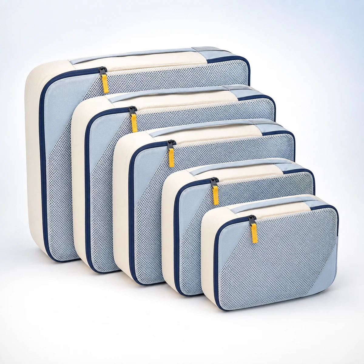 Markenfreies Set aus hellblauen und cremefarbenen Packwürfeln