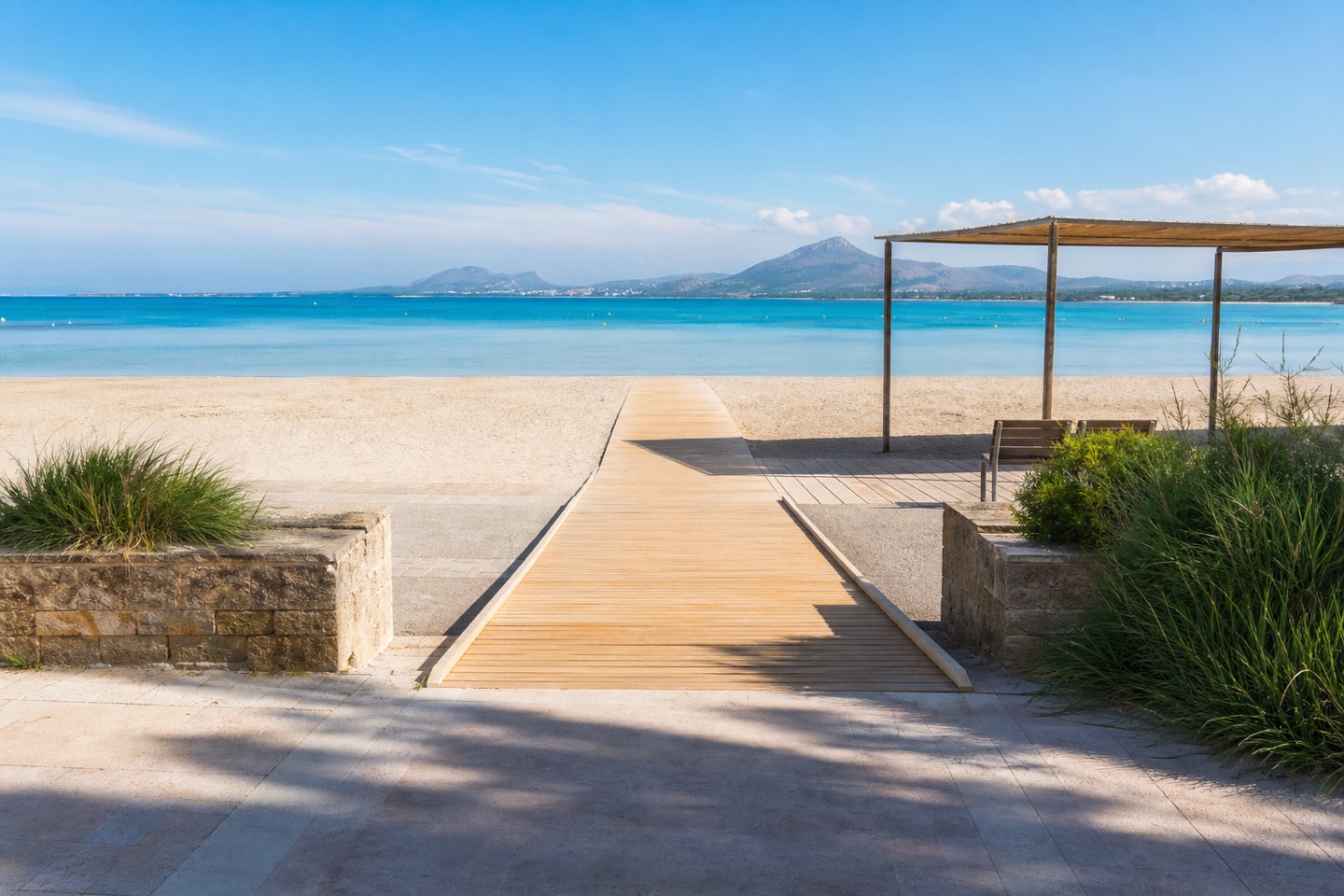 KI-generiertes Stimmungsbild eines breiten Holzstegs von einer gepflasterten Promenade zu einem feinsandigen Strand mit flachem Meer