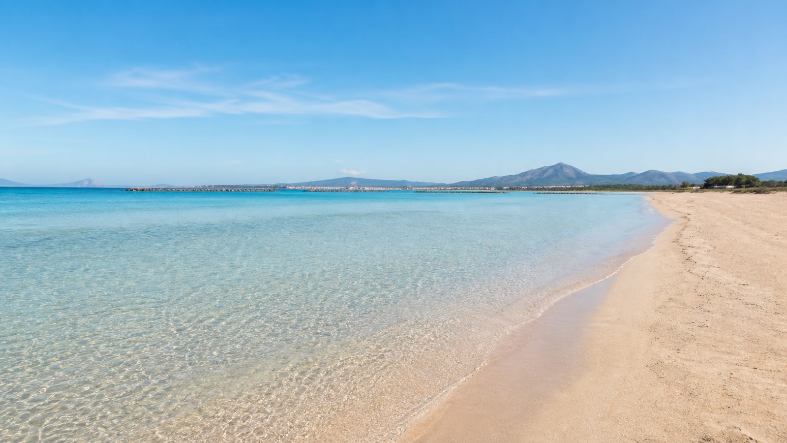 KI-generiertes Stimmungsbild eines sehr breiten feinsandigen Strands mit flachem, klarem Wasser im Stil der Bucht von Alcúdia