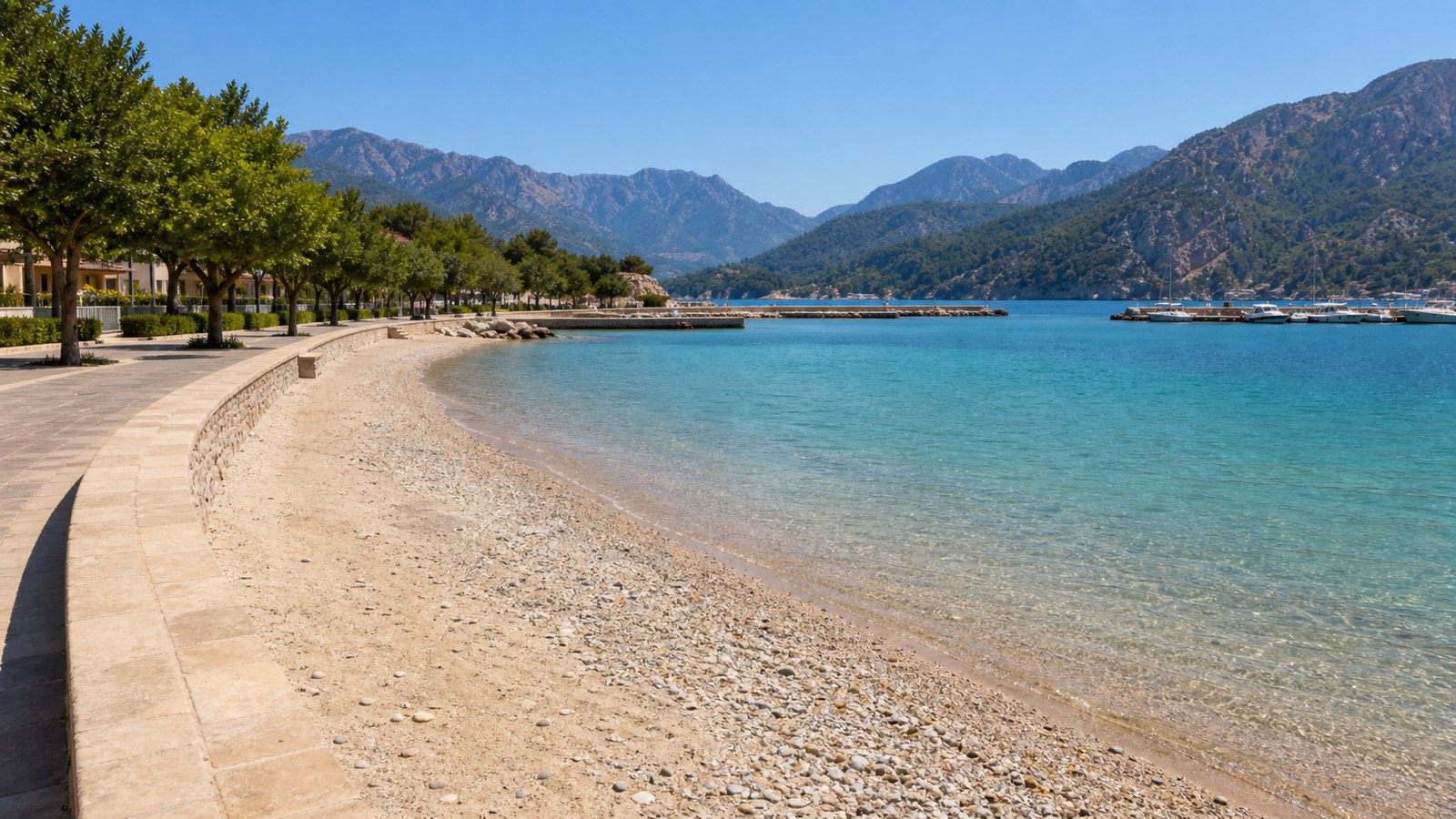 KI-generiertes Stimmungsbild der Platja d’en Repic mit Sand, feinem Kies, ruhigem Hafenwasser und Tramuntana-Bergen