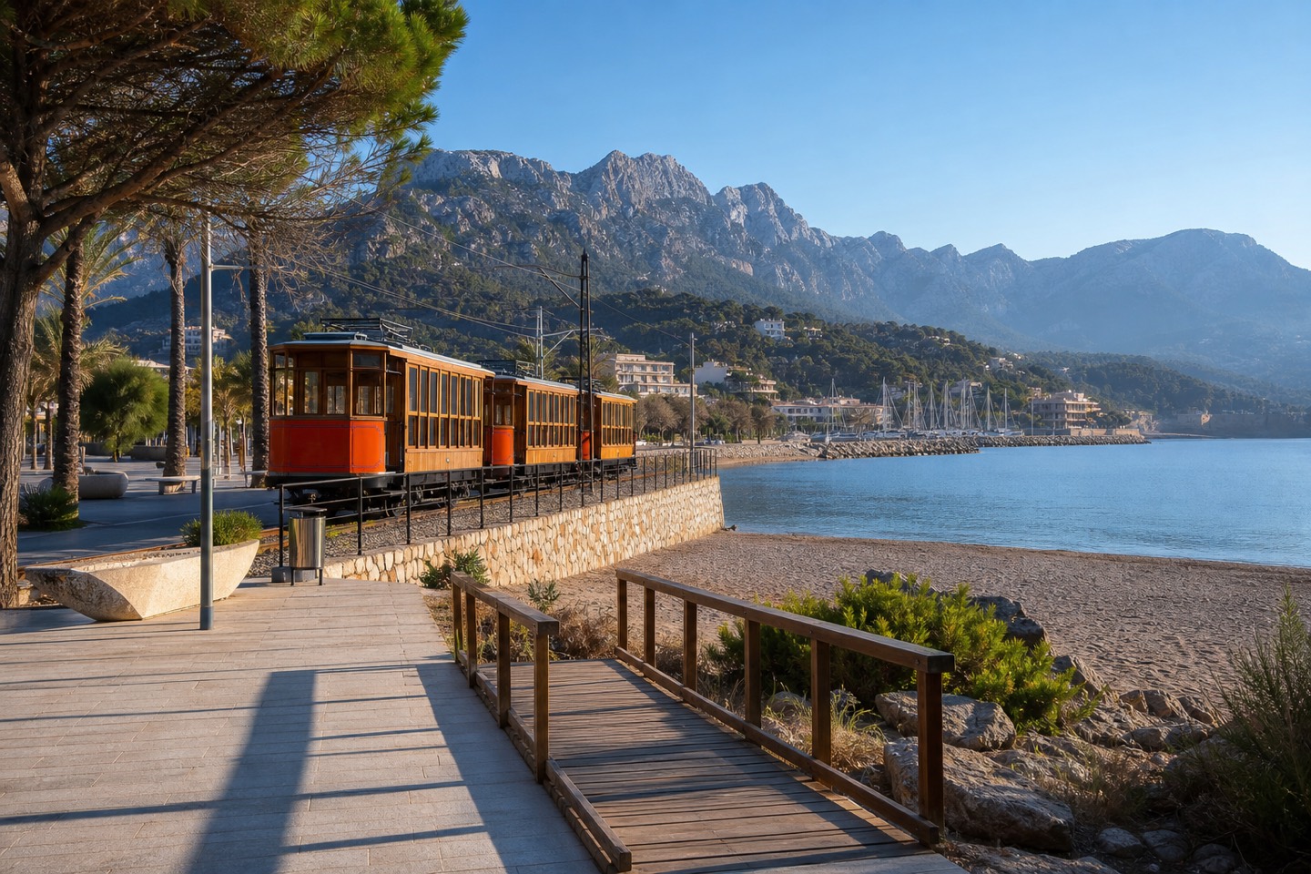 KI-generiertes Stimmungsbild einer barrierearmen Strandpromenade in Port de Sóller mit historischem Holztram und Tramuntana-Kulisse
