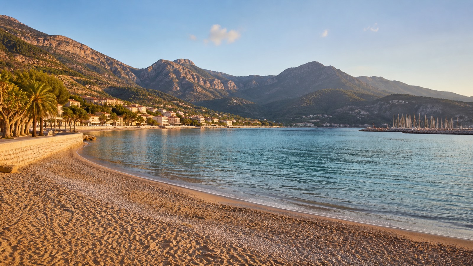 KI-generiertes Stimmungsbild eines Sand- und Kiesstrands in der geschützten Bucht von Port de Sóller mit Tramuntana-Bergen