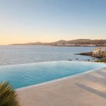 KI-generiertes Stimmungsbild eines ruhigen Infinity-Pools mit Blick über die Bucht von Cala Bona für den Protur Alicia Hotel Hotelcheck
