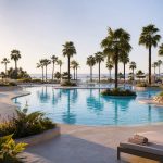 KI-generiertes Stimmungsbild einer weitläufigen Poollandschaft in Sa Coma für den Protur Biomar Sensatori Resort Hotelcheck
