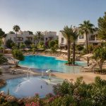 KI-generiertes Stimmungsbild eines familienfreundlichen Poolbereichs auf Mallorca als Symbolmotiv für das Protur Bonaire Aparthotel in Cala Bona