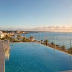 KI-generiertes Stimmungsbild eines ruhigen Rooftop-Pools mit Meerblick auf Mallorca als Symbolmotiv für das Protur Bonamar Hotel bei Cala Millor