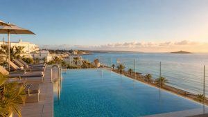 KI-generiertes Stimmungsbild eines ruhigen Rooftop-Pools mit Meerblick auf Mallorca als Symbolmotiv für das Protur Bonamar Hotel bei Cala Millor