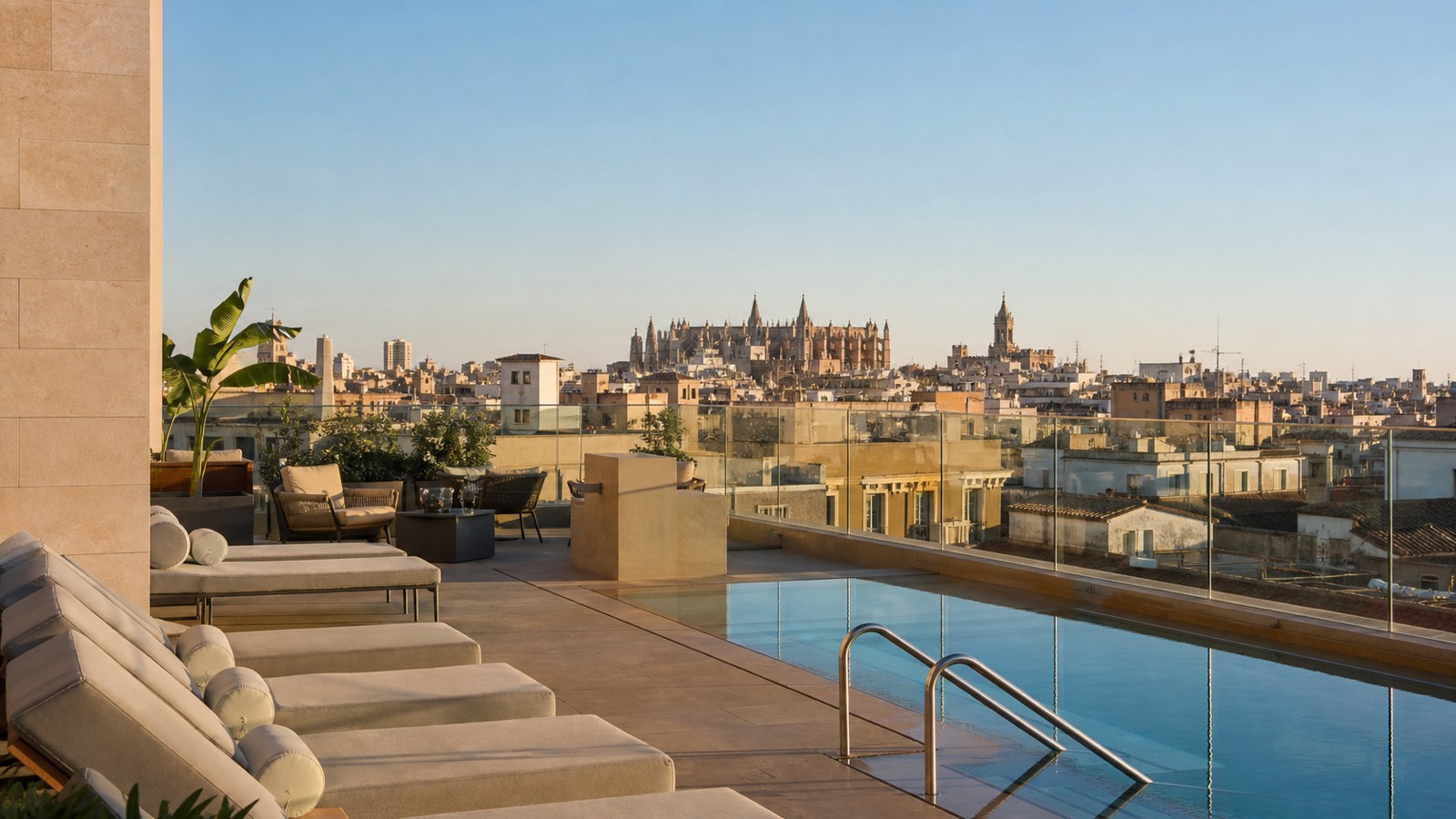 KI-generiertes Stimmungsbild eines modernen Rooftop-Pools über den Dächern von Palma als Symbolmotiv für das Protur Naisa Palma