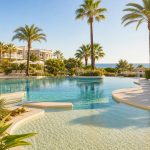 KI-generiertes Stimmungsbild einer Familienpoolanlage nahe dem Strand von Sa Coma für den Protur Palmeras Playa Hotel Hotelcheck