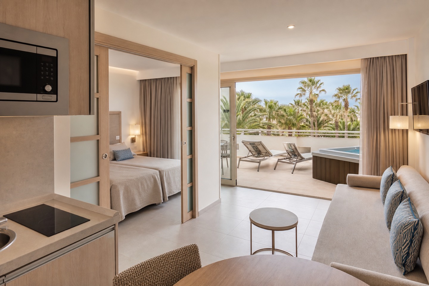 KI-generiertes Stimmungsbild eines hellen Familienapartments mit Terrasse und Whirlpool in Sa Coma für den Protur Vista Badía Aparthotel Hotelcheck