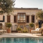 KI-generiertes Stimmungsbild für Sant Francesc Hotel Singular mit historischem Stadtpalais, Dachterrasse und Pool