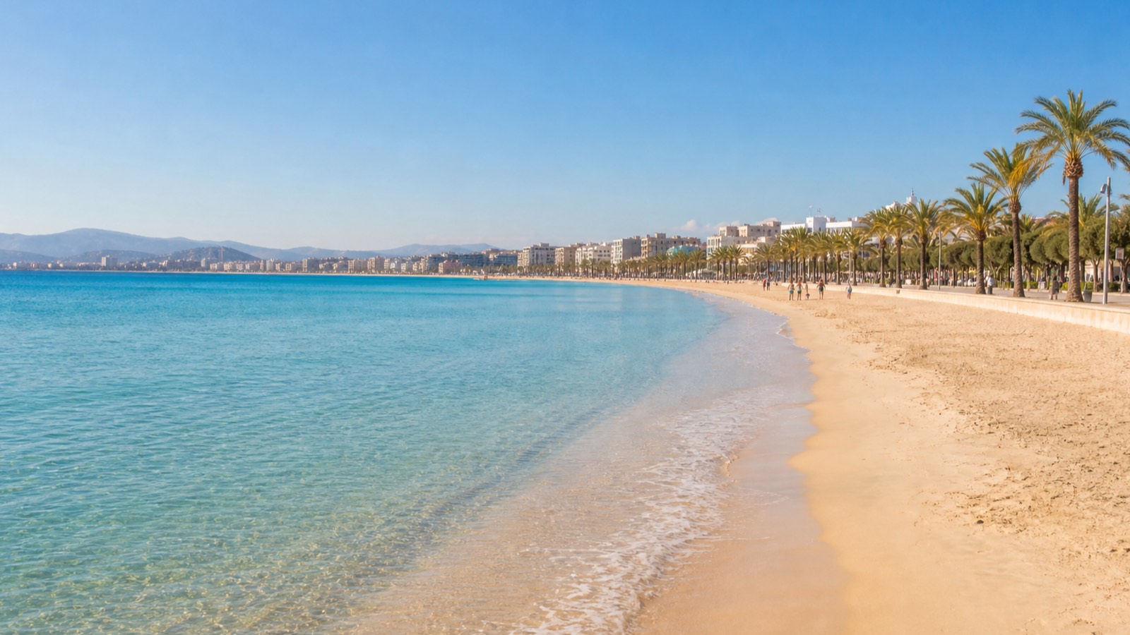 KI-generiertes Stimmungsbild des langen Sandstrands von S’Arenal mit flachem Wasser, Palmenpromenade und touristischem Zentrum in der Ferne