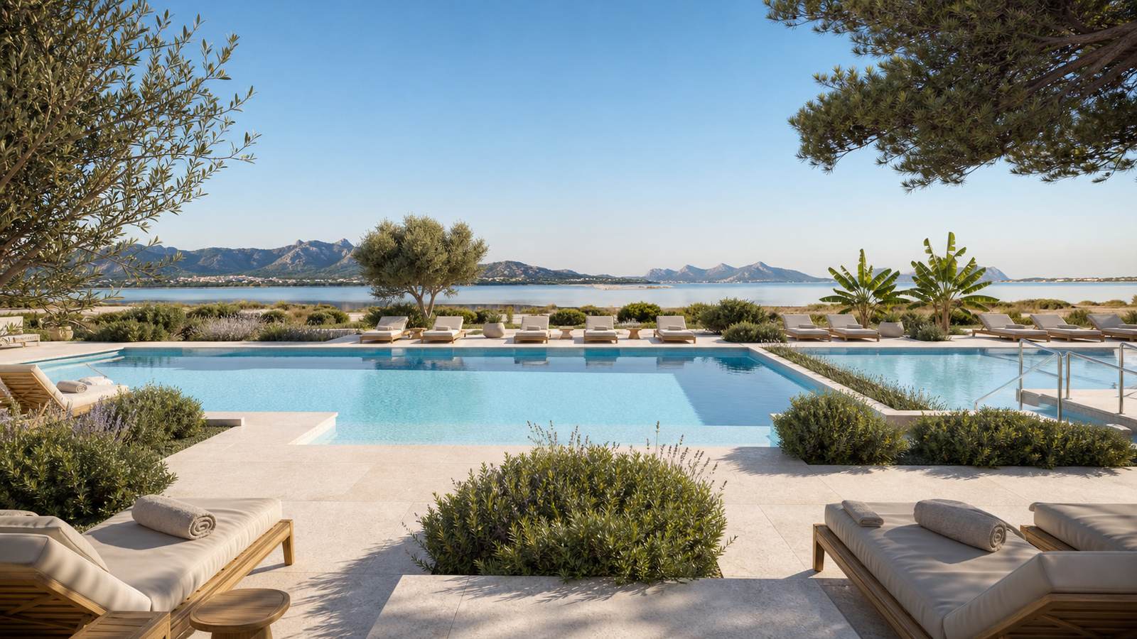 KI-Stimmungsbild für THB Bamboo Alcudia mit zwei modernen Pools, Sonnenterrasse und Blick auf eine Lagune