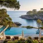 KI-Stimmungsbild für THB Cala Lliteras mit Meerblick-Pool, Swim-up-Bereich und Felsbucht bei Cala Ratjada