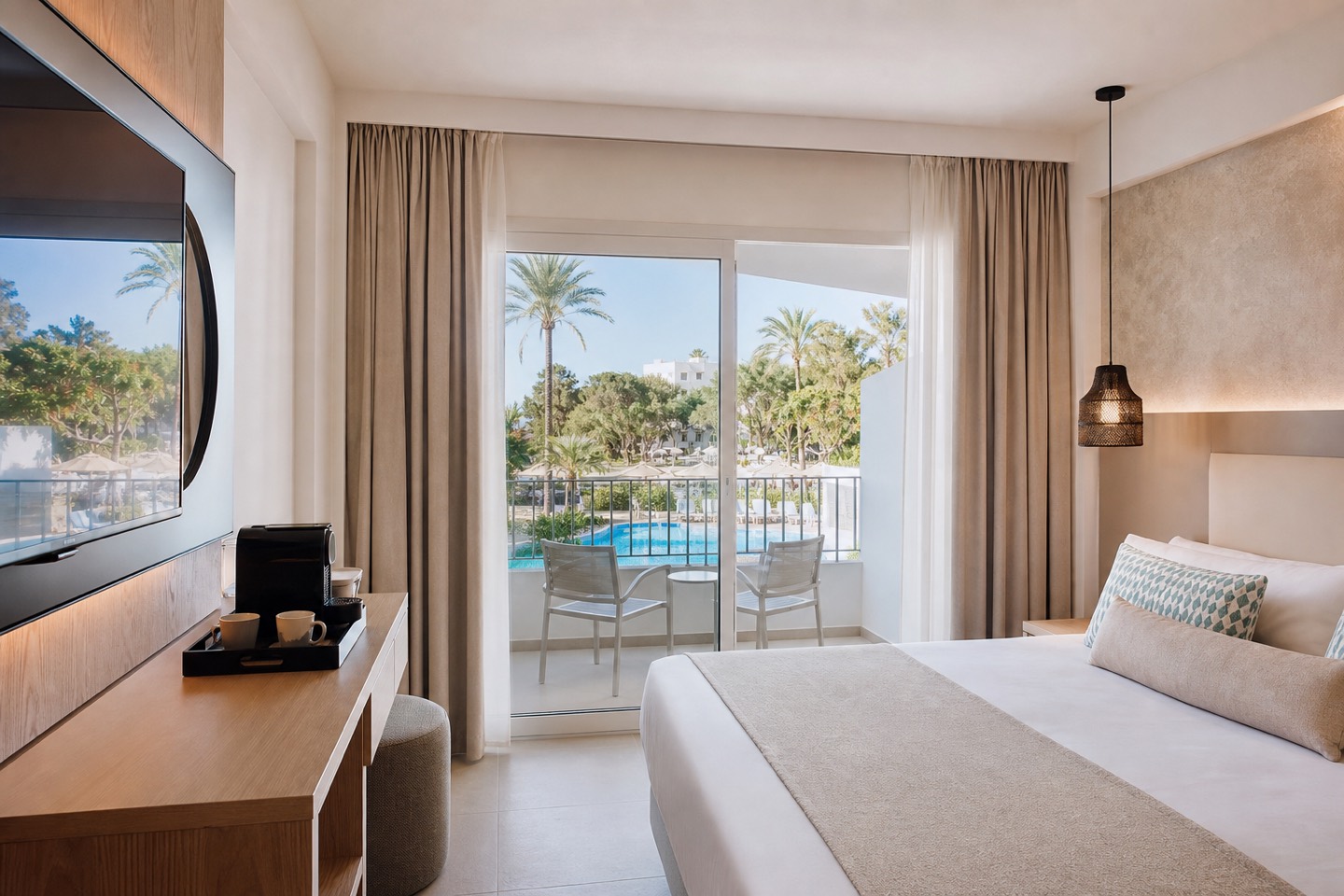 KI-generiertes Stimmungsbild eines modernen Doppelzimmers mit Balkon und Poolblick für den THB Dos Playas Hotelcheck