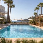 KI-generiertes Stimmungsbild einer entspannten Adults-Only-Poolanlage in Cala Ratjada für den THB Dos Playas Hotelcheck