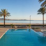 KI-generiertes Stimmungsbild eines Hotelpools an der Strandpromenade von Can Pastilla für den THB El Cid Hotelcheck