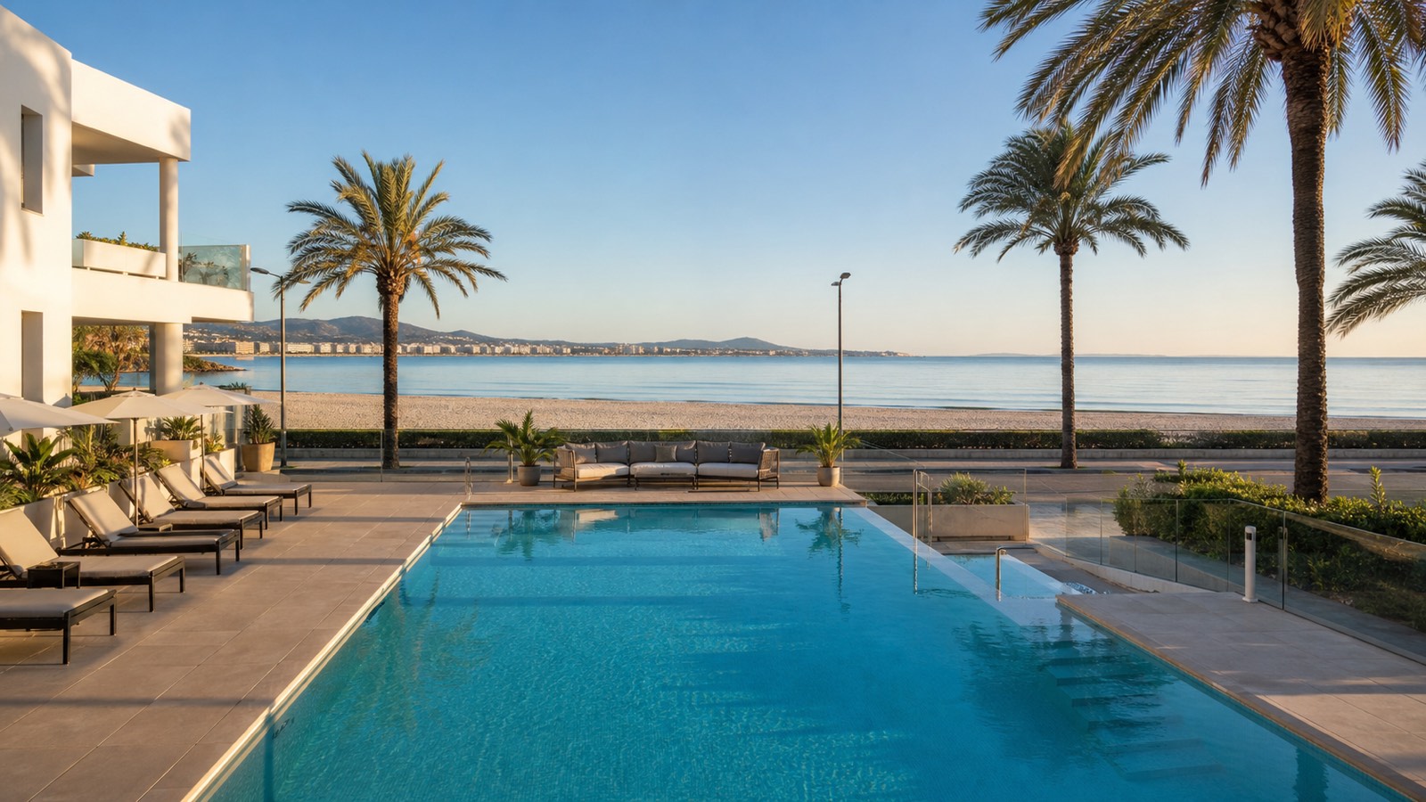 KI-generiertes Stimmungsbild eines Hotelpools an der Strandpromenade von Can Pastilla für den THB El Cid Hotelcheck
