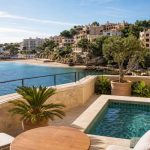 KI-Stimmungsbild für THB Felip mit mediterraner Terrasse, kleinem Pool und Blick auf die Bucht von Porto Cristo