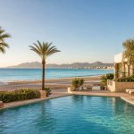 KI-Stimmungsbild für THB Gran Bahía mit Meerblick-Pool an der Strandpromenade von Can Picafort