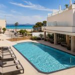 KI-Stimmungsbild für THB Gran Playa mit ruhigem Außenpool und kurzem Weg zum Strand von Can Picafort