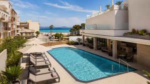 KI-Stimmungsbild für THB Gran Playa mit ruhigem Außenpool und kurzem Weg zum Strand von Can Picafort