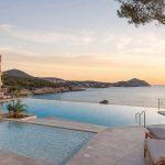 KI-Stimmungsbild für THB Guya Playa mit Meerblick-Pool und Kinderpool an der Küste von Cala Ratjada