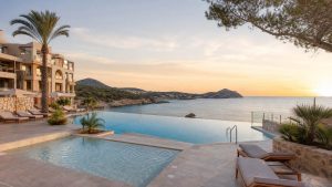 KI-Stimmungsbild für THB Guya Playa mit Meerblick-Pool und Kinderpool an der Küste von Cala Ratjada