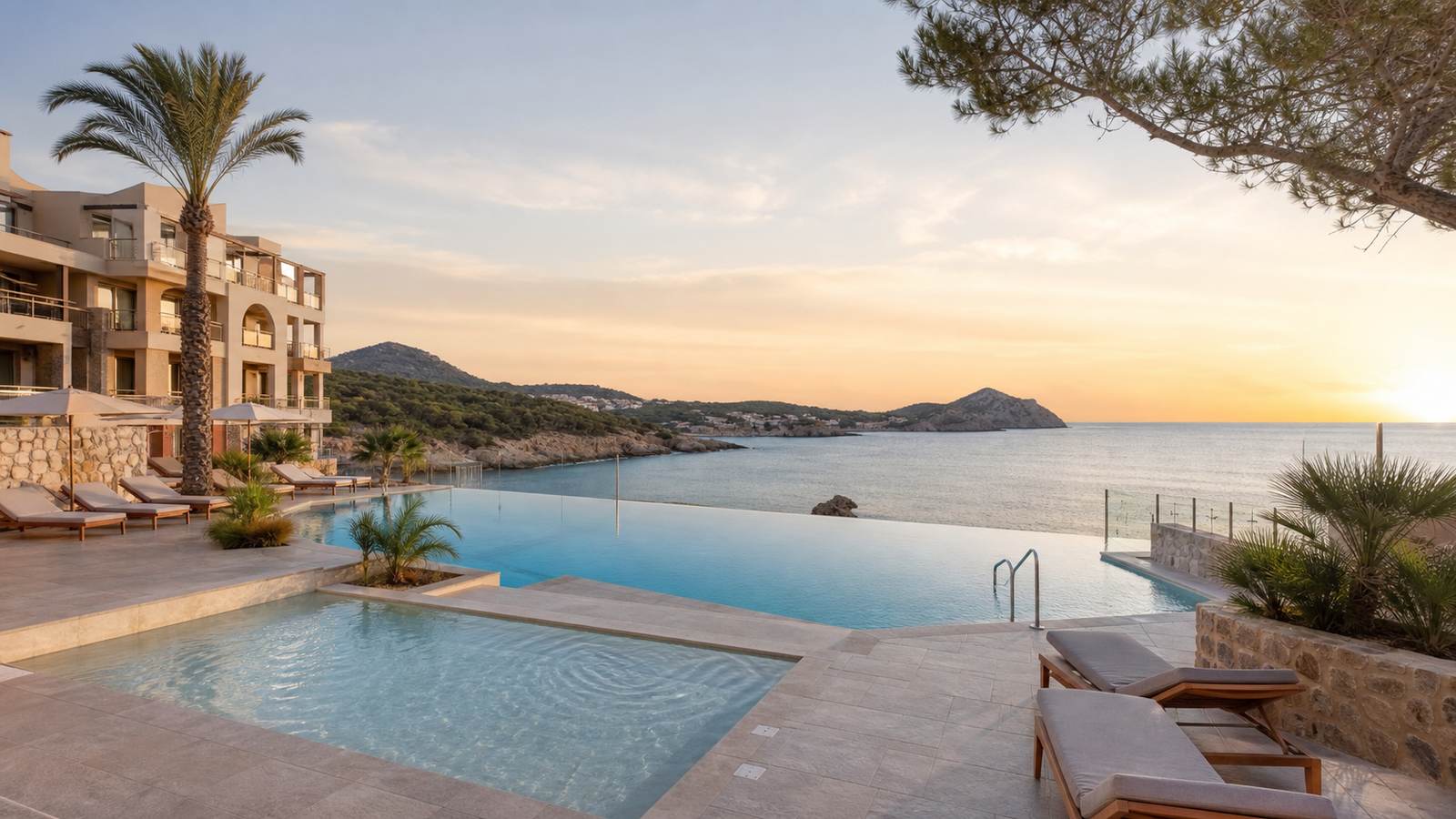 KI-Stimmungsbild für THB Guya Playa mit Meerblick-Pool und Kinderpool an der Küste von Cala Ratjada