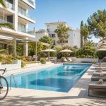 KI-generiertes Stimmungsbild eines Adults-Only-Hotelpools mit Rennrad für den THB María Isabel Hotelcheck an der Playa de Palma