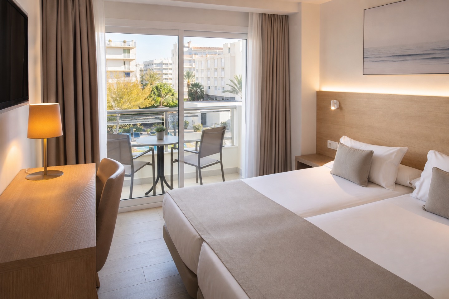 KI-generiertes Stimmungsbild eines kompakten renovierten Doppelzimmers mit Balkon für den THB Niágara Hotelcheck an der Playa de Palma