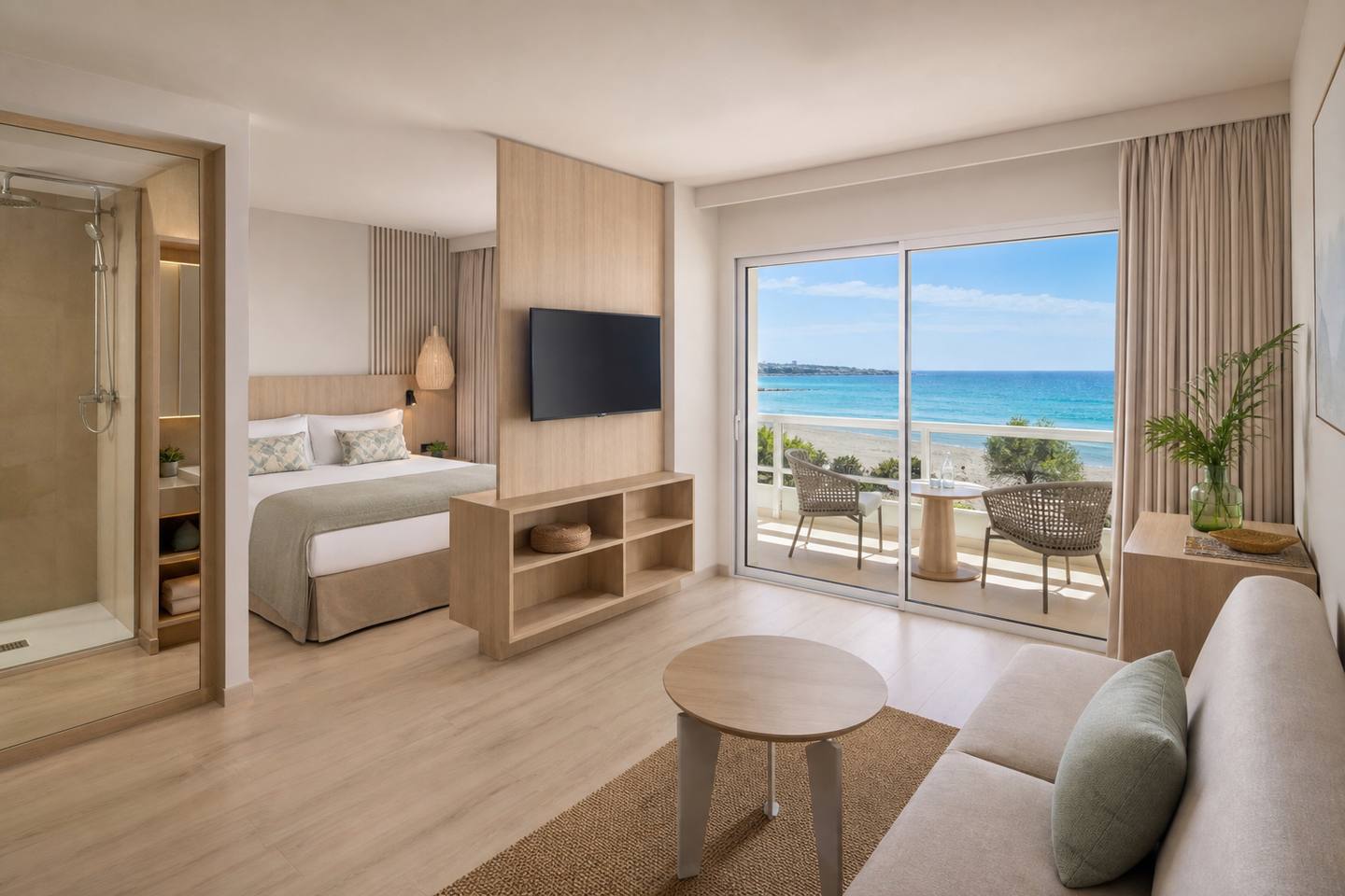 KI-Stimmungsbild für THB Sa Coma Platja mit heller Junior Suite, Wohnbereich, Schlafsofa und Meerblickbalkon
