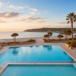 KI-Stimmungsbild für THB Sa Coma Platja mit Erwachsenenpool, Kinderbecken und direktem Zugang zum Sandstrand