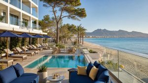 KI-Visualisierung für The Sea Hotel by Grupotel mit Poolterrasse direkt am Sandstrand von Can Picafort