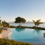 KI-generierte Poolstimmung für The St. Regis Mardavall Mallorca Resort in Costa d’en Blanes mit mediterranem Garten und Blick über die Bucht von Palma